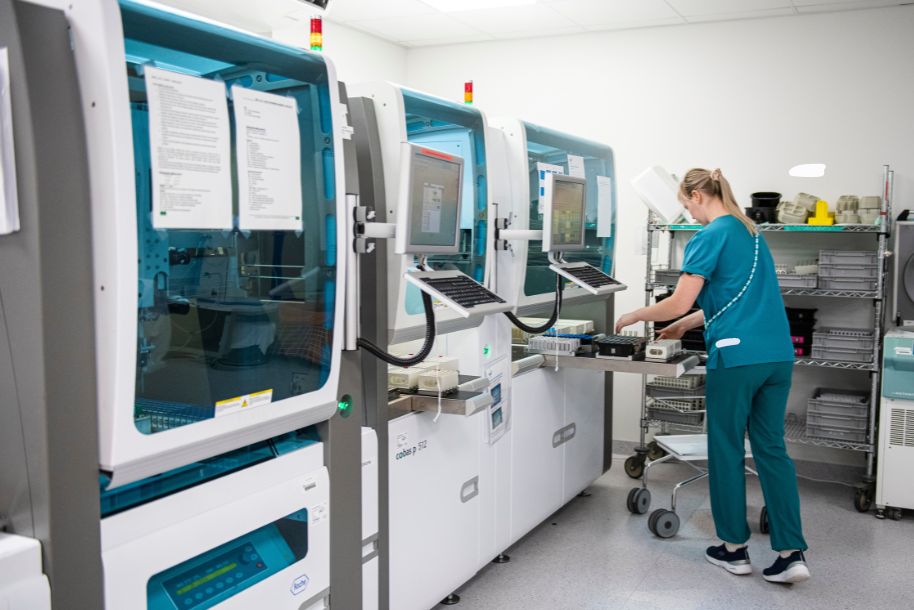 Laboratoriolaitteistoa